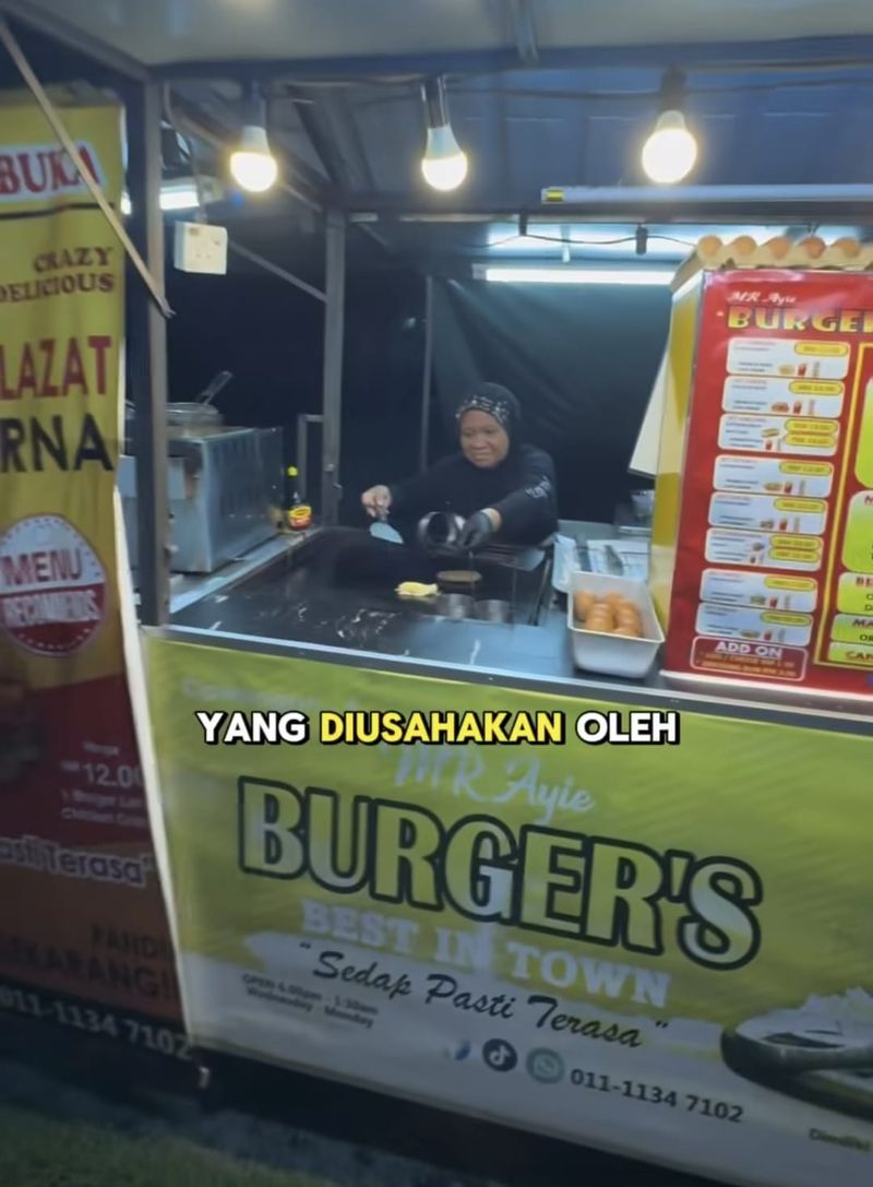 Gigih! Ibu 5 Anak Jualan Burger di Pinggir Jalan Demi Anak Kuliah