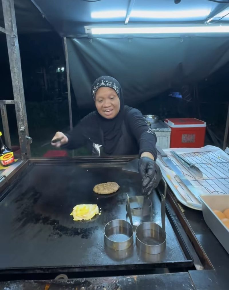 Gigih! Ibu 5 Anak Jualan Burger di Pinggir Jalan Demi Anak Kuliah