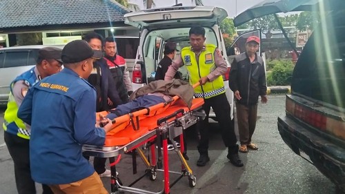 Petugas saat melakukan evakuasi salah satu penumpang kapal yang meninggal dunia saat berlayar di Selat Bali, Pelabuhan Gilimanuk, Kabupaten Jembrana, Senin (4/8/2025).