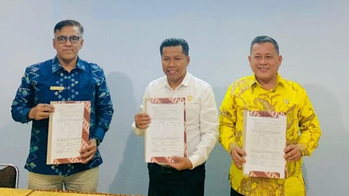 Kepala BPKAD Dompu Muhammad Syahroni (tengah) bersama Kepala KPPN Bima dan Kepala KPP Pratama Bima saat penandatanganan BAR, Kamis (31/7/2025).