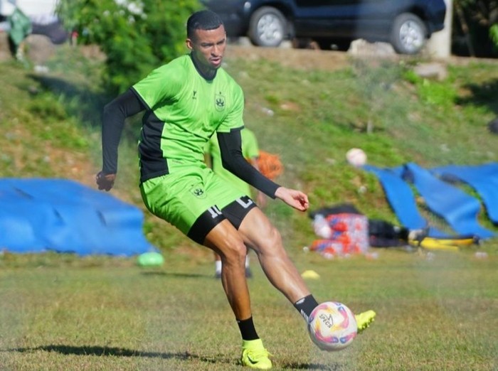 Penyerang asing PSIS Semarang asal Kolombia, Camilo Sanchez dalam sesi latihan. Foto diunggah Senin (4/8/2025).