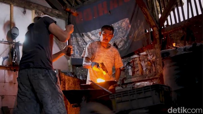 Pengrajin sedang memproduksi senjata di salah satu bengkel Cibatu