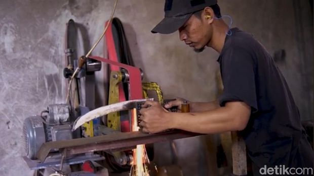 Pengrajin sedang memproduksi senjata di salah satu bengkel Cibatu