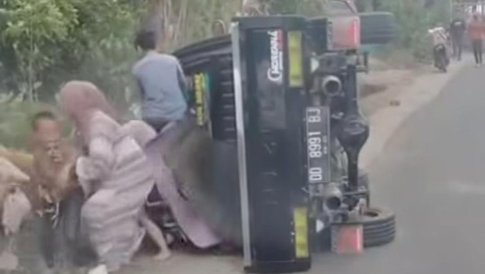 Pikap yang membawa rombongan emak-emak terbalik di Gowa.