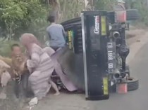 Sopir Ugal-ugalan, Pikap Bawa Rombongan Emak-emak Terguling