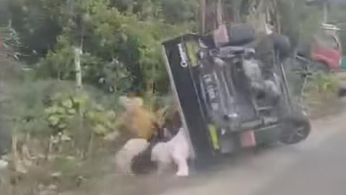 Pikap yang membawa rombongan emak-emak terbalik di Gowa.
