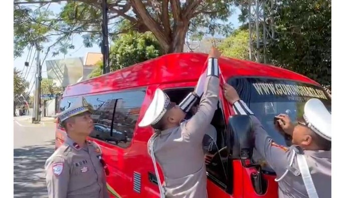 Polantas Pasangkan Bendera Merah Putih ke Sejumlah Kendaraan