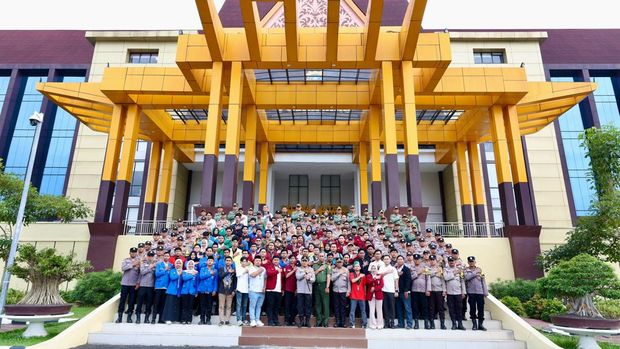 Polda Riau menggandeng Cipayung Plus dan mahasiswa se-Provinsi Riau menjadi agen 'Green Policing', Senin (4/8/2025).