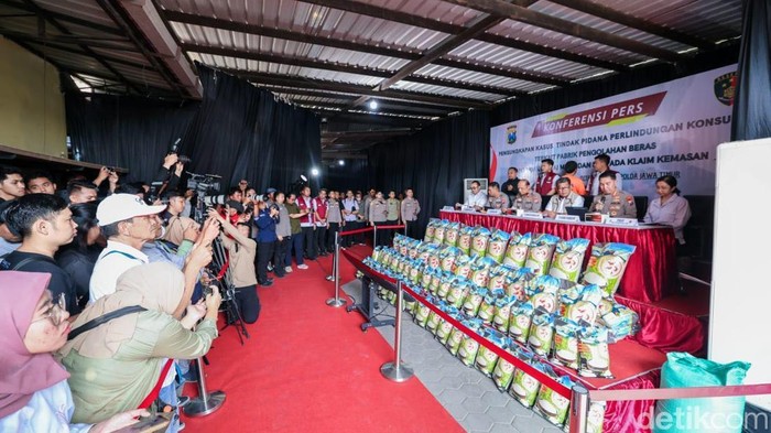 Polisi Bongkar Beras Oplosan di Sidoarjo Polisi Bongkar Beras Oplosan di Sidoarjo