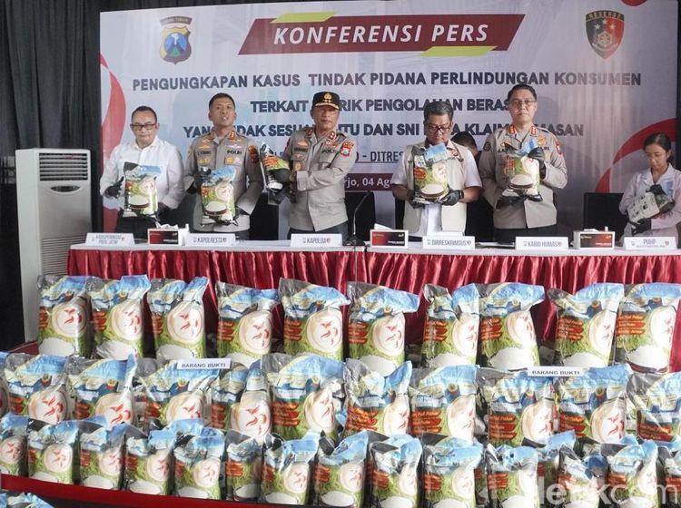 Polisi Bongkar Beras Oplosan di Sidoarjo