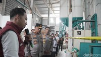 Dalam sehari, pelaku mampu memproduksi sekitar 12 hingga 14 ton beras oplosan yang kemudian diedarkan di wilayah Sidoarjo dan Pasuruan.