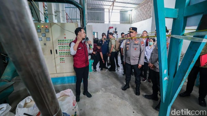 Polisi Bongkar Beras Oplosan di Sidoarjo