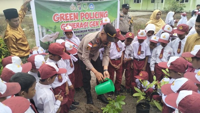 Polisi di Dumai memimpin upacara bendera di SDN 03 Teluk Samak sekaligus menanam pohon, Senin (4/8/2025) pagi tadi.