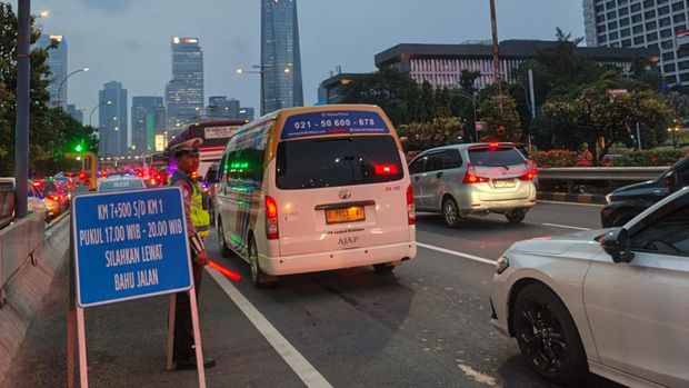 Polisi melakukan pengaturan lalu lintas pada bahu jalan di Tol Dalam Kota, Jakarta, Senin (4/8/2025).