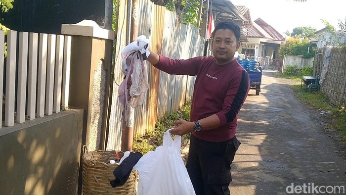 Polisi mengamankan pakaian dalam wanita berserakan di Gembong, Kedungwuni, Pekalongan, Senin (4/8/2025).
