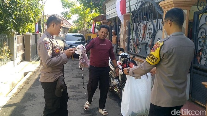 Polisi mengamankan pakaian dalam wanita berserakan di Gembong, Kedungwuni, Pekalongan, Senin (4/8/2025).