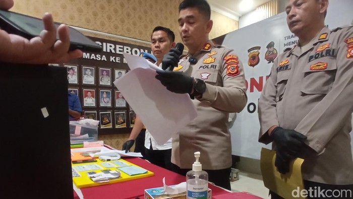 Polres Cirebon Kota saat menggelar konferensi pers pengungkapan kasus korupsi di PDAM Kota Cirebon