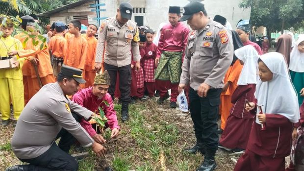 Polres Dumai dan polsek jajaran mengajak siswa SD menanam pohon.
