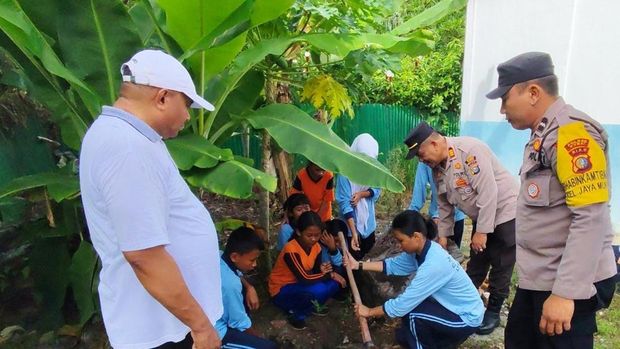 Polres Dumai menggencarkan penanaman pohon melalui program 'Police Goes to School'.
