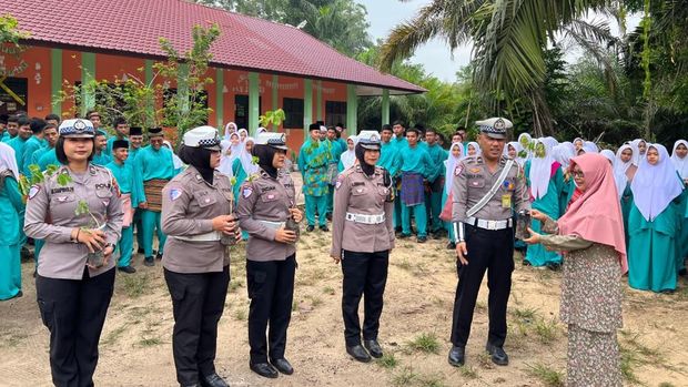 Polres Dumai menggencarkan penanaman pohon melalui program 'Police Goes to School'.