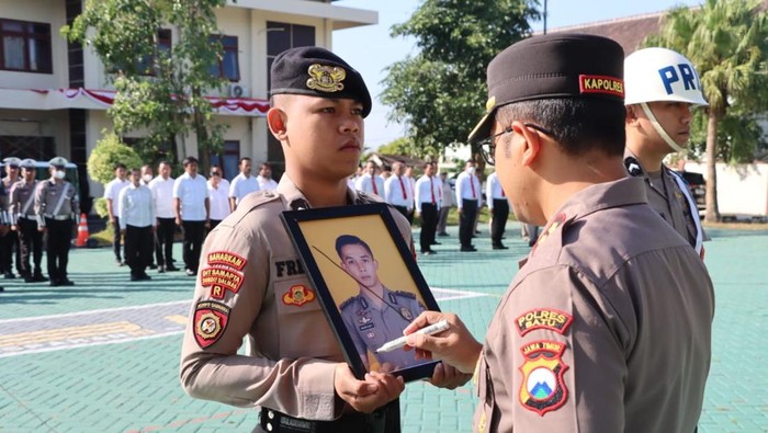 Kapolres Batu AKBP Andi Yudha Pranata mencoret foto Bripda Wildan Fajar Rahmawan sebagai simbol bentuk pemecatan