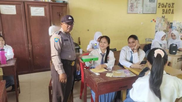Polres Siak mengawal distribusi makan bergizi gratis kepada anak sekolah hingga ibu hamil dan menyusui, Senin (4/8/2025).