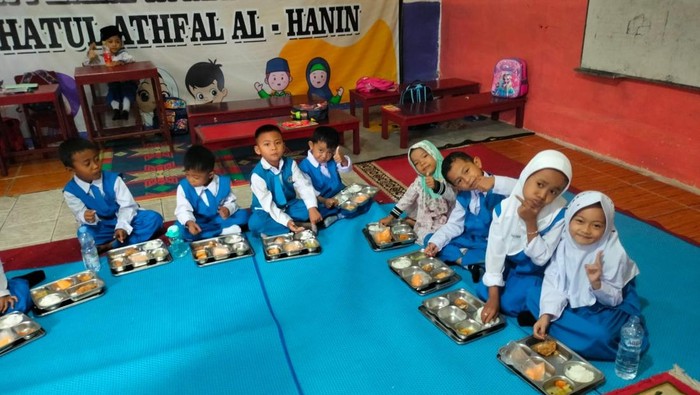 Polres Siak mengawal distribusi makan bergizi gratis kepada anak sekolah hingga ibu hamil dan menyusui, Senin (4/8/2025).