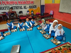 Polisi Kawal Distribusi Makanan Bergizi ke Ribuan Anak hingga Bumil di Siak