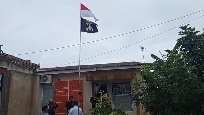 Polsek Sekupang mendatangi dan menurunkan bendera One Piece yang dikibarkan warga. (Foto: Dok Polsek)