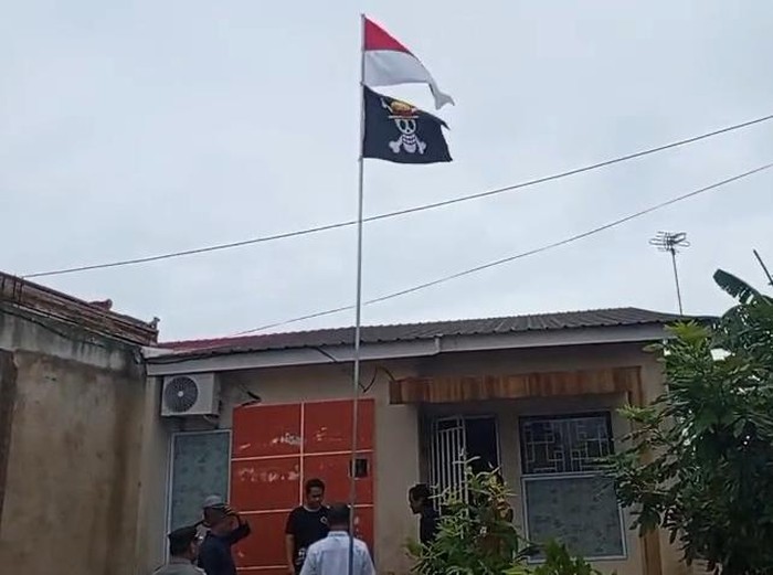 Polsek Sekupang mendatangi dan menurunkan bendera One Piece yang dikibarkan warga. (Foto: Dok Polsek) Polsek Sekupang mendatangi dan menurunkan bendera One Piece yang dikibarkan warga. (Foto: Dok Polsek)