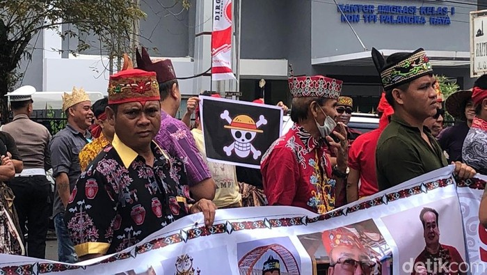 Poster One Piece dibentangkan dalam aksi tolak transmigrasi di Kalteng.