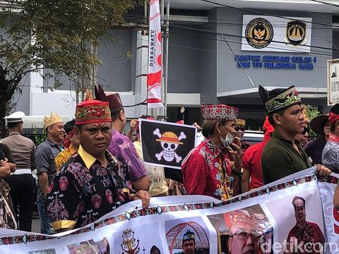 Poster One Piece dibentangkan dalam aksi tolak transmigrasi di Kalteng.