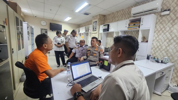 Potret penumpang pesawat Lion Air yang mengakum dan teriak bom kini berbaju tahanan, Senin (4/8/2025).