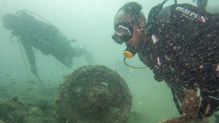 Prajurit AL Survei Kapal Perang AS yang Karam di Selat Sunda Seorang penyelam dari Indonesia Naval Historical Diver (INHD) Dinas Sejarah Angkatan Laut (Disjarahal) mengangkat amunisi saat melakukan survei bawah laut di Kapal Angkatan Laut Amerika USS Houston yang karam di Perairan Selat Sunda, Cilegon, Banten, Senin (4/8/2025). Survei tersebut dilakukan dalam rangka pencarian data dan lokasi untuk acara penyelaman sejarah sekaligus peletakan karangan bunga, yang akan dilakukan oleh Disjarahal bersama US Navy di bangkai kapal USS Houston pada 1-4 September 2025. ANTARA FOTO/Muhammad Adimaja/nym.