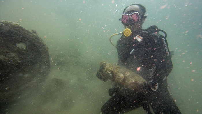 Seorang penyelam dari Indonesia Naval Historical Diver (INHD) Dinas Sejarah Angkatan Laut (Disjarahal) mengangkat amunisi saat melakukan survei bawah laut di Kapal Angkatan Laut Amerika USS Houston yang karam di Perairan Selat Sunda, Cilegon, Banten, Senin (4/8/2025). Survei tersebut dilakukan dalam rangka pencarian data dan lokasi untuk acara penyelaman sejarah sekaligus peletakan karangan bunga, yang akan dilakukan oleh Disjarahal bersama US Navy di bangkai kapal USS Houston pada 1-4 September 2025. ANTARA FOTO/Muhammad Adimaja/nym.