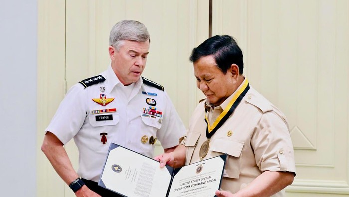 Presiden Prabowo Subianto menerima kunjungan Komandan Komando Operasi Khusus Amerika Serikat (AS) Jenderal Bryan Fenton di Istana Merdeka. (Foto: Laily Rachev - Biro Pers Sekretariat Presiden)