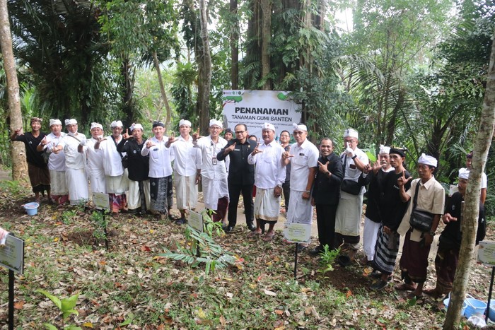 Di tengah tantangan perubahan iklim dan degradasi hutan, sebuah gerakan pelestarian lingkungan tumbuh di Desa Yehembang Kangin, Kabupaten Jembrana, Bali.