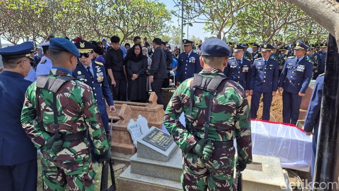 Prosesi pemakaman Marsma Fajar di samping pusara ayahnya di Probolinggo