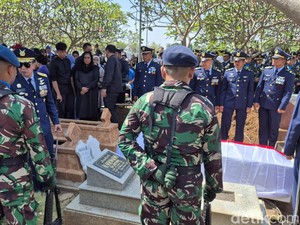 Marsma Fajar Adriyanto Dimakamkan di Samping Pusara Ayah di TPU Probolinggo