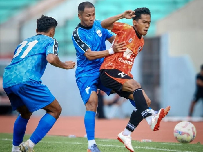 PSIS Semarang (biru) saat melakoni laga uji coba lawan PPSM di Magelang, Minggu (3/8/2025).
