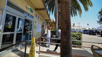 Christopher Valles, petugas informasi publik untuk Departemen Perawatan dan Pengendalian Hewan Wilayah Los Angeles mengatakan, warga imigran agar menyiapkan rencana darurat bagi hewan peliharaan jika mereka ditahan atau dideportasi. Foto: REUTERS/Mike Blake