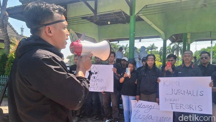 Puluhan jurnalis Situbondo, Bondowoso, dan Banyuwangi demo memprotes intimidasi yang dilakukan terhadap salah satu jurnalis.