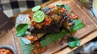 Iga Penyet menjadi salah satu menu andalan di Ramela Senopati. Iganya berukuran besar sekitar 14-15 cm, bisa dimakan hingga 2 orang. Foto: detikcom/Riska Fitria