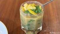 Selain itu, ada juga minuman tradisional seperti es cendol. Cendolnya berukuran besar dan lembut. Rasanya manis, dilengkapi dengan nangka dan tapai.  Foto: detikcom/Riska Fitria