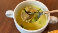 Jika ingin yang berkuah, Ramela Senopati menawarkan Empal Gentong yang dibuat dengan resep asli daerahnya. Kuahnya gurih dan dagingnya empuk. Foto: detikcom/Riska Fitria