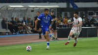 Berguinho berduel dengan pemain lawan. Kontribusinya cukup signifikan di laga tersebut dan mendapat banyak pujian dari bobotoh. (Foto: Dok. Persib Bandung)
