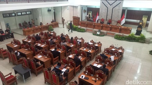 Rapat paripurna penandatangan KUA dan PPAS atas perubahan APBD Tahun 2025 dalam Rapat Paripurna DPRD di Ruang Rapat Utama Gedung Dewan Buleleng, Senin (4/8/2025). (Made Wijaya)