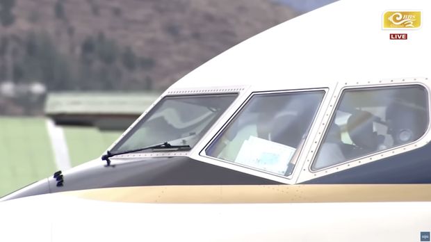 Ratu Thailand, Suthida secara pribadi menerbangkan Penerbangan Kerajaan menggunakan pesawat Boeing 737-800 dalam kunjungan resmi ke luar negeri bersama Raja Maha Vajiralongkorn. (Tangkapan Layar Youtube/Outsider's Aviation)