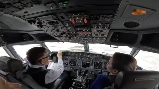 Ratu Thailand, Suthida secara pribadi menerbangkan Penerbangan Kerajaan menggunakan pesawat Boeing 737-800 dalam kunjungan resmi ke luar negeri bersama Raja Maha Vajiralongkorn. (Tangkapan Layar Youtube/Outsider's Aviation)