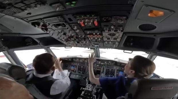 Ratu Thailand, Suthida secara pribadi menerbangkan Penerbangan Kerajaan menggunakan pesawat Boeing 737-800 dalam kunjungan resmi ke luar negeri bersama Raja Maha Vajiralongkorn. (Tangkapan Layar Youtube/Outsider's Aviation)